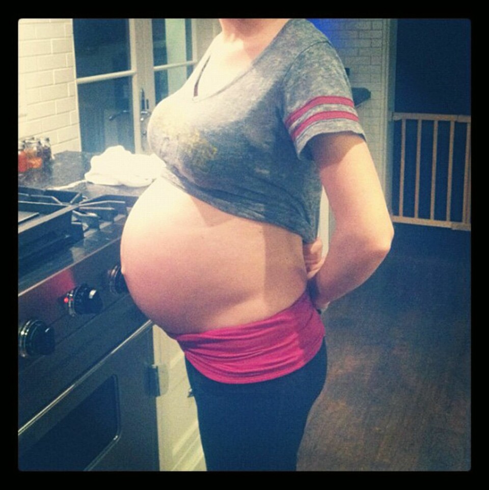 TERMIN I APRIL: Lisa Stelly viser stolt frem baby-bulen som hun og Jack Osbourne har laget.