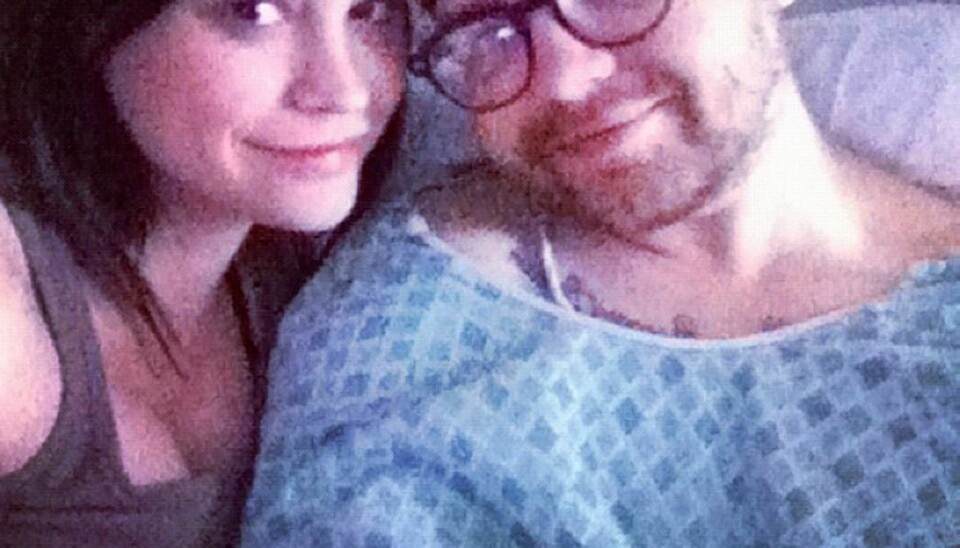 TRØSTES: Jack Osbourne er en blindtarm fattigere, men får trøst av sin høygravide kjæreste Lisa Stelly.