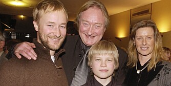 TETTE BÅND: Kjetil sammen med sin pappa Finn, hans kjære Marianne Skovli Aamodt og sønnen Kasper.