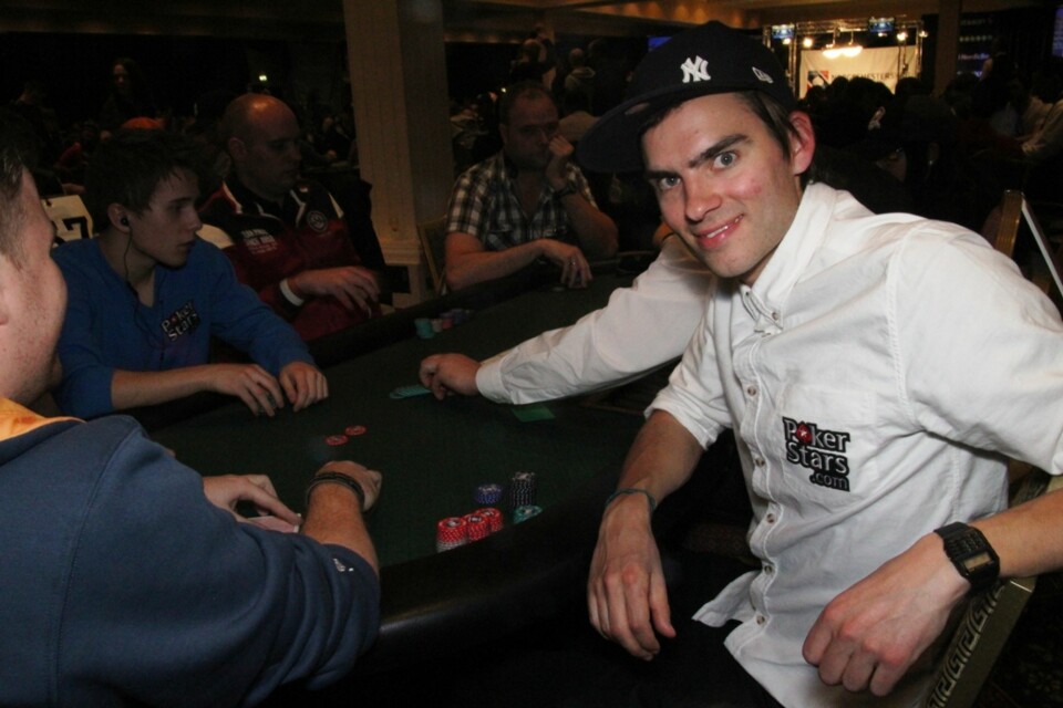 LURING: Det skjuler seg en dyktig pokerspiller bak det lure smilet til komiker Henrik Thodesen.