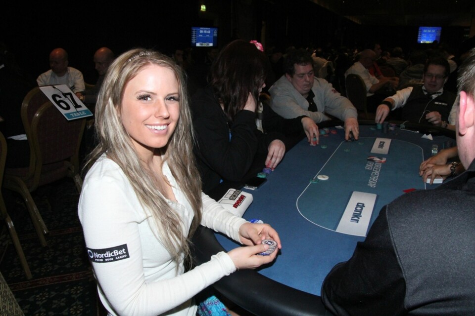 ALLTID BLID: Margrete Løvbrekke, Årets Vi Menn-pike 2010, stråler alltid som en sol. Hun er er videoreporter for donkr.com under NM, og Nordicbet ga henne muligheten til å spille Main Event.
