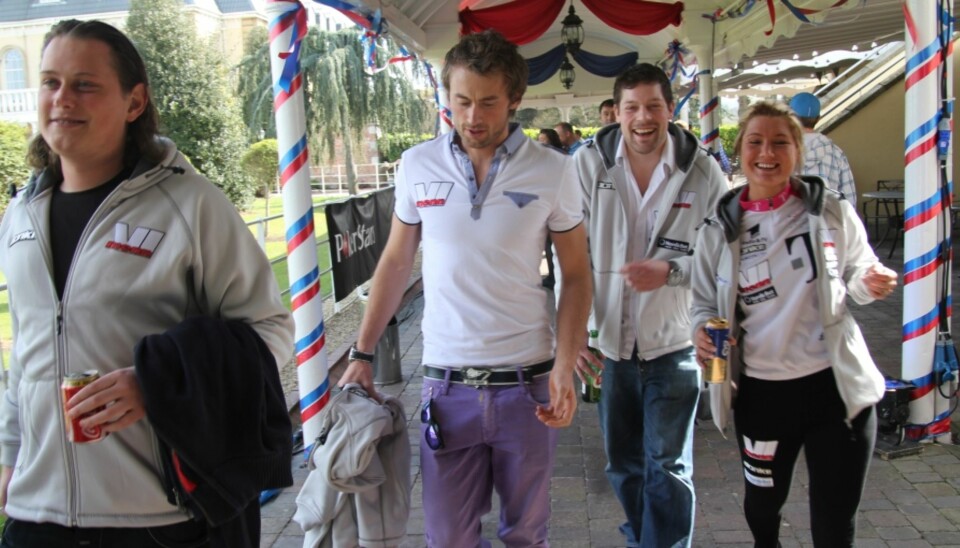 KLAR FOR KORT: Petter Northug og kompisgjengen, f.v Toro, Marius og Lotte ankommer City West Hotel i Dublin.