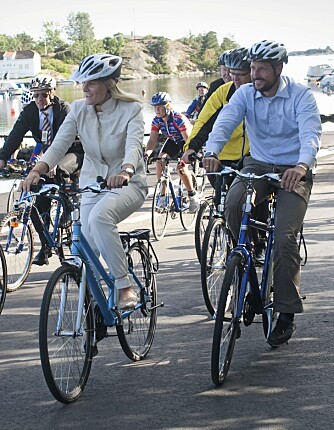 SYKKELVANT: Sykler i vei på livets landevei... Kronprinsparet syklet miljøveien Groosveien i Aust-Agder sammen i 2010.