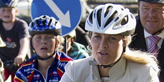 LØFTER I FLOKK: Kronprinsesse Mette-Marit lover å sykle til jobben en gang hver fjortende dag hvis kronprins Haakon greier å skru av datamaskinen sin.