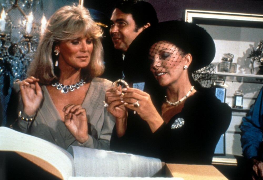 RIVALINNER: Joan Collins' "Dynastiet"-karakter Alexis, som var både kynisk og utspekulert, var blant annet med på å innføre begrepet «ballbreaker». Her sammen med sin snille erkerivalinne Krystle (Linda Evans).