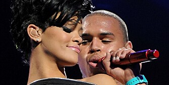 Rihanna og Chris Brown i Madison Square garden desember i fjor. De kan begge få det tøft i tiden framover: Rihanna har måttet avlyse ytterligere en konsert, mens Chris Brown står overfor en langt alvorligere siktelse enn først antatt.