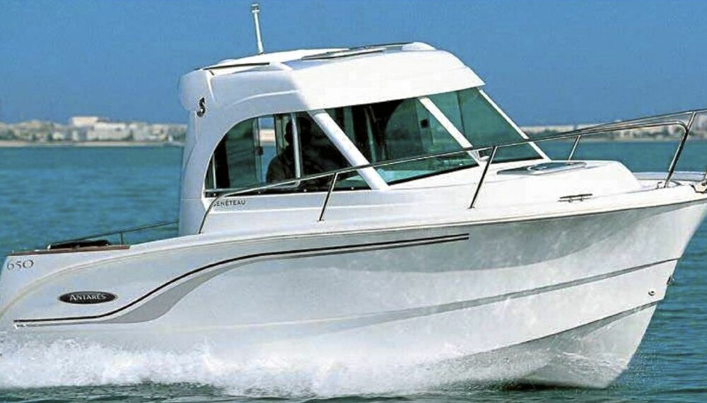 MULTI: Antares 650 er en styrehusbåt med flere bruksområder. Blant standardutstyret finner vi ting som gjør at båten egner seg til korte ferieturer.