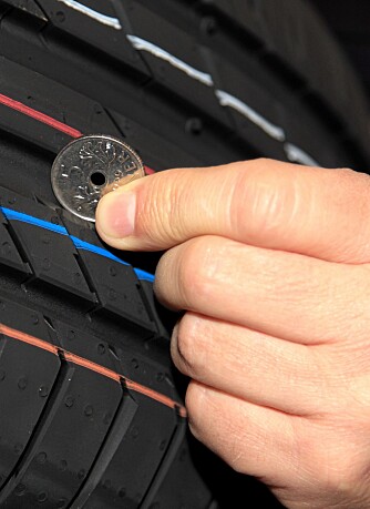 MØNSTERDYBDE: Bruk en mynt for å sjekke mønsterdybden, eller kjøp en måler hos bilrekvisitaen.