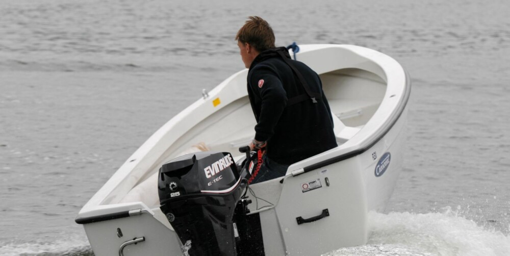 GODT UTVALG: Canadiske Evinrude 25 E-tec, amerikanske Mercury F25, kinesiske Parsun F25 og japanerne Suzuki DF25, Tohatsu 25 og Yamaha F25 var med i testen. Her er den en Evinrude på hekken.