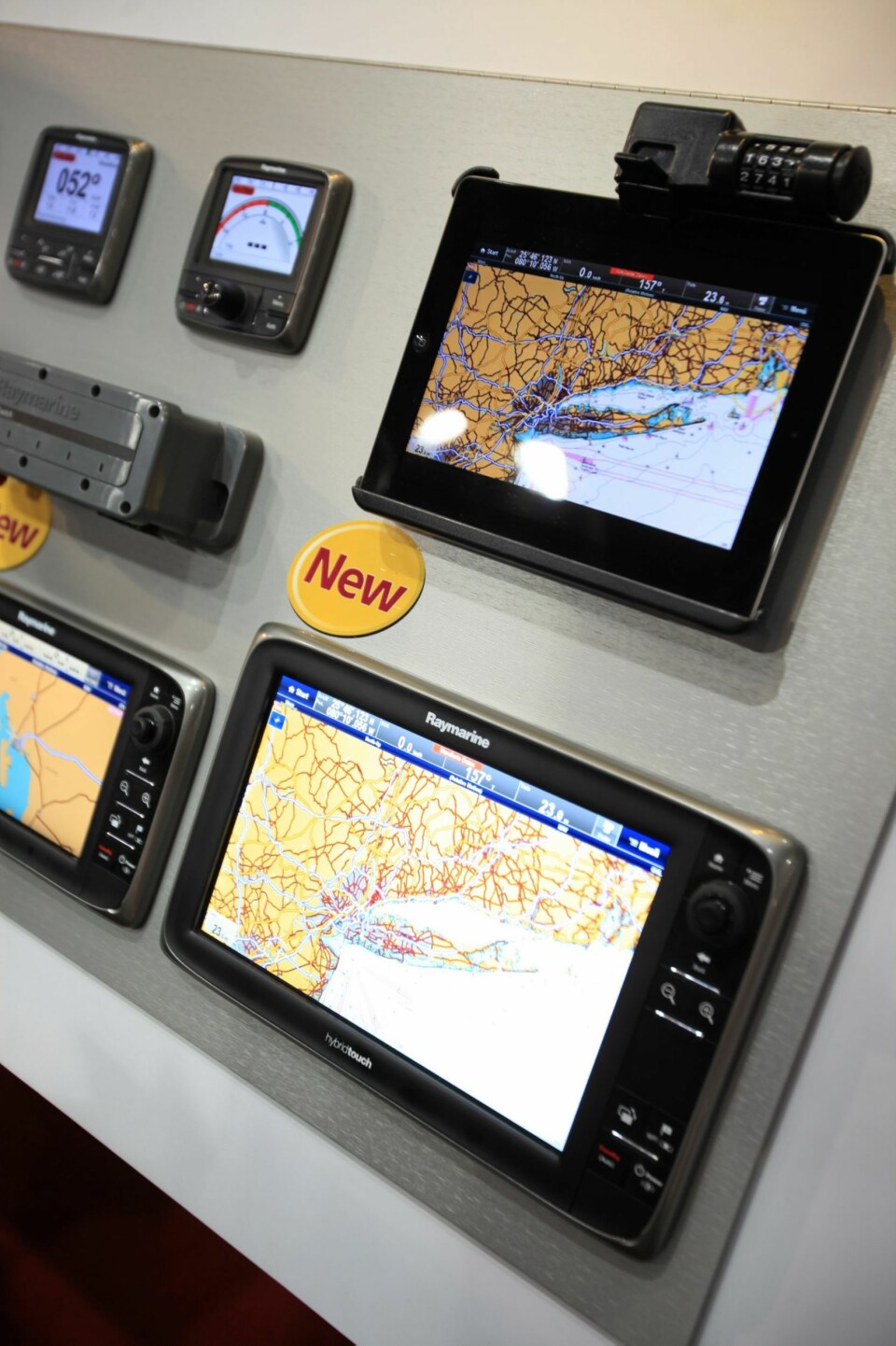 INTEGRERT: Full integrering med for eksempel iPad (øverst) hører med når Raymarine nå slår på stortromma med to nye modeller.