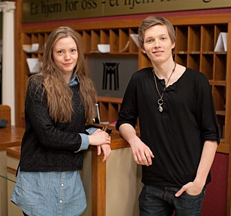 SOL OG MÅNE: Tina Opsahl Hansen (23) og Mathias Ambjør (17) spiller tvillinger i «Hotel Cæsar».