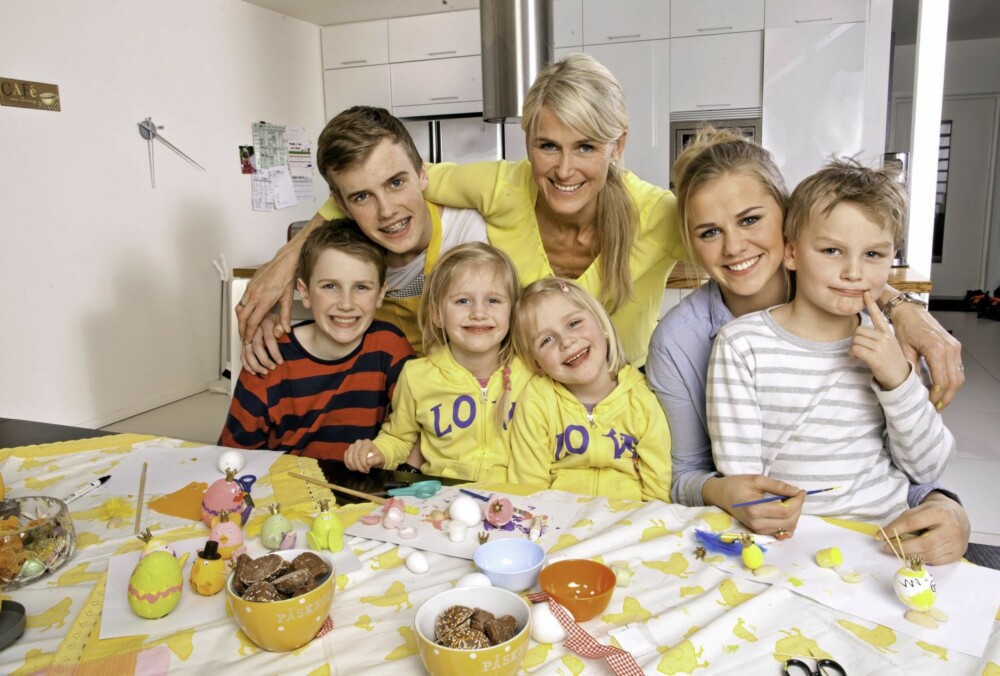 PÅSKEKOS: Det var god stemning hjemme på kjøkkenet hos Siren Henschien og barna før påske. Her er TV 2-programlederen med alle barna: Sander (16), Cara (15), Kaspar (11), Julian (6), Ada (5) og Ameli (5).