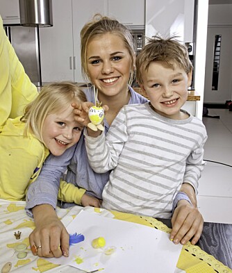GULT ER KULTt: - Jeg synes lek med de yngste kan bli litt kjedelig, men det er veldig koselig å hente i barnehagen, lese bok og synge god natt-sanger, smiler storesøster Cara. GULT ER KULTt: - Jeg synes lek med de yngste kan bli litt kjedelig, men det er veldig koselig å hente i barnehagen, lese bok og synge god natt-sanger, smiler storesøster Cara.