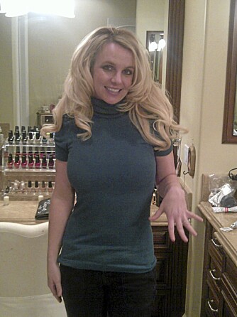 Britney Spears publiserte i desember dette bildet av forlovelsesringen hun fikk av Jason Trawick. I februar gifter hun seg.