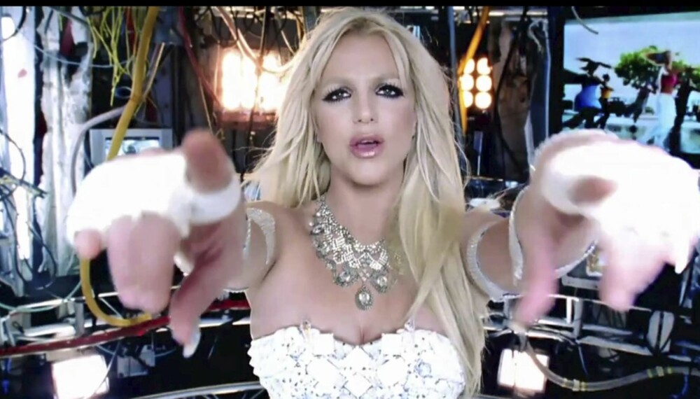 Britney Spears har hatt en opptur denne vinteren med Hold It Aganst Me. Nå kan hun bli avkledd i retten.