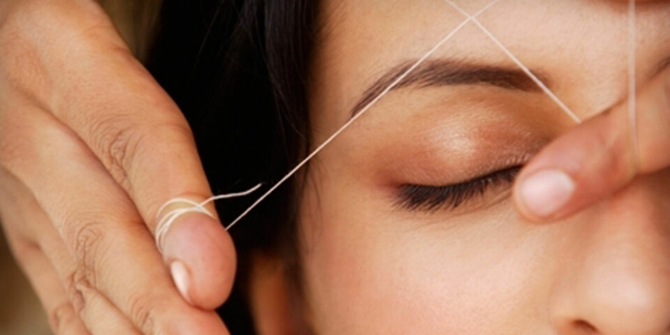 THREADING: Denne metoden har vært i bruk i Asia og Midtøsten i århundrer. Brynene får fin form og det er ikke vondere enn å nappe med pinsett.