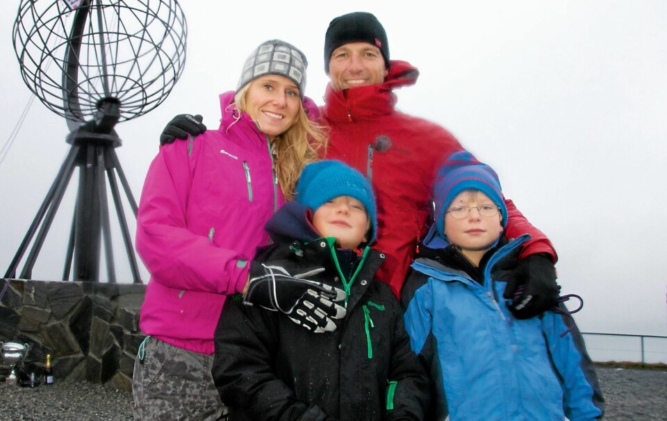MED FAMILIEN: Tom og kona Hanna sammen med sønnene Tinus og Bo.