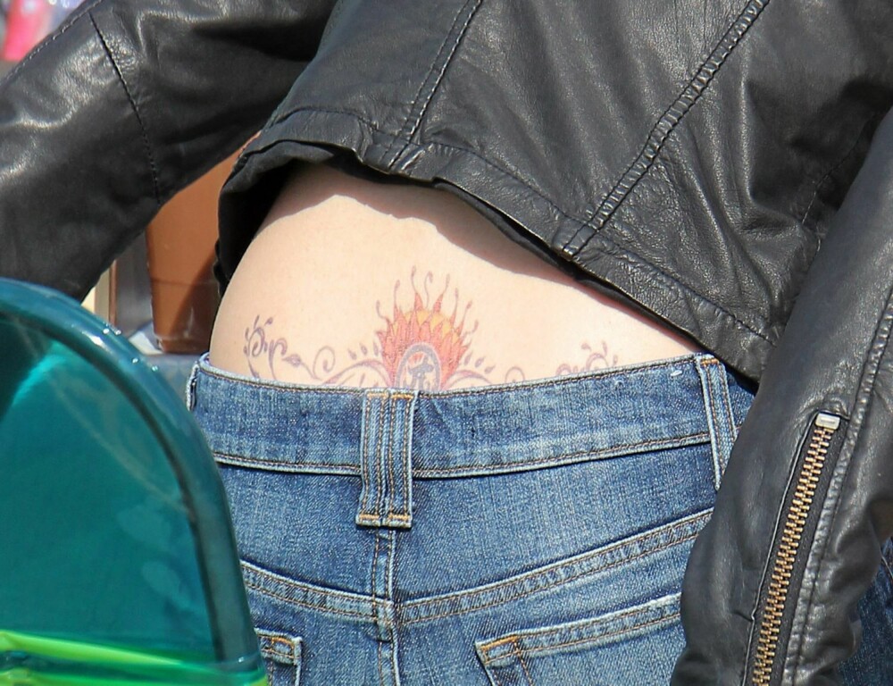 RÅTT PÅ RYGGEN: Emma Watson har i anledning rollen som rampejente fått en diger tatovering nederst på ryggen.