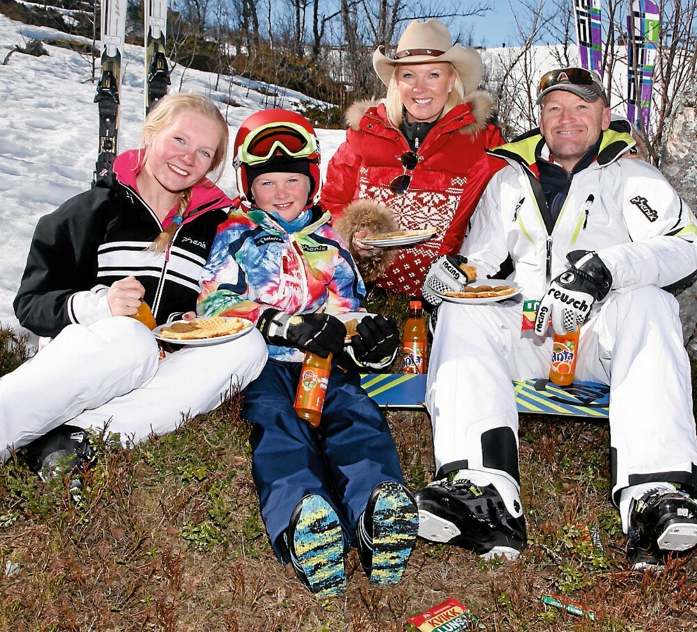 AKTIVE: Hele familien deler Finkens store lidenskap ¿ nemlig alpint. Her har gjengen tatt seg en velfortjent pust i bakken etter mange timer i skibakken.