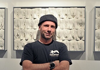 KUNSTER: Jamie McCartney har laget keramiske avtrykk av 400 vaginaer. Her foran ett av verkene.