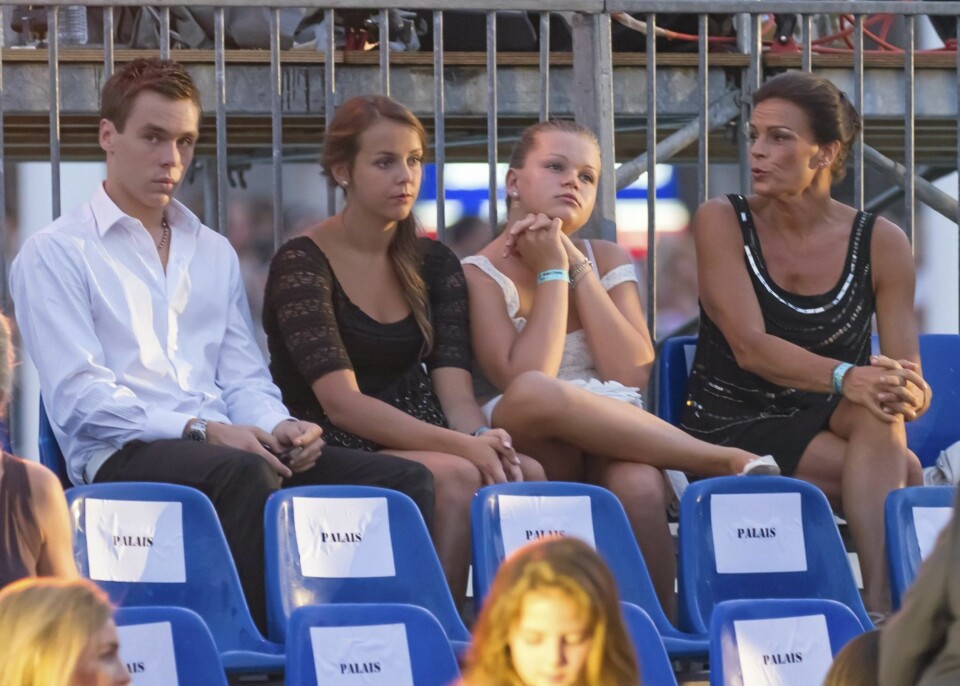 PÅ KONSERT: Prinsesse Stephanie av Monaco sammen med hele ungeflokken: (F.v.) Louis Ducruet, Camille Marie Kelly Gottlieb og Pauline på Jean Michel Jarré-konsert.