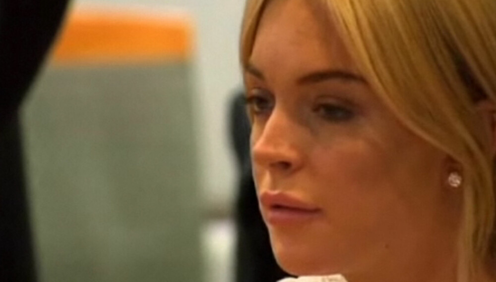 PASS DEG!: Lindsay Lohan fikk klar beskjed av dommeren om å jekke seg ned.