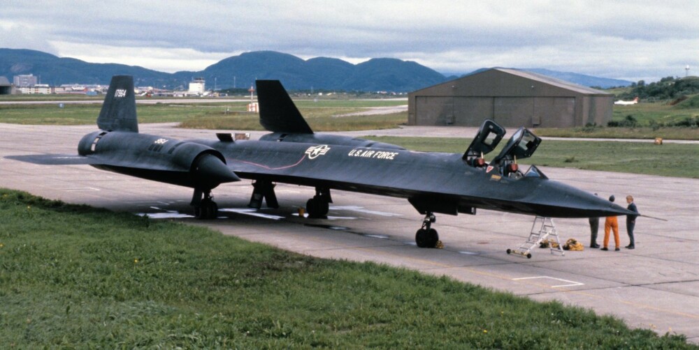 Etterretningsflyet parkert i Bodø i 1981. Legg merke til dammene med drivstoff under vingene.