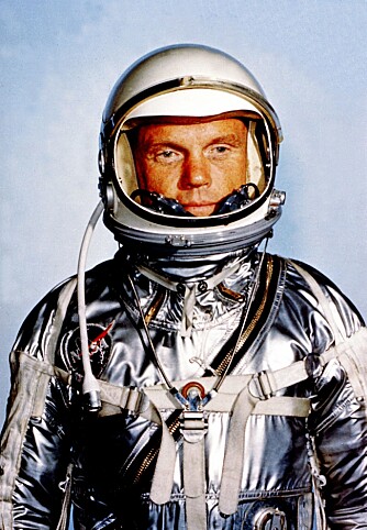 John H. Glenn kledd for den historiske Mercuryferden MA-6 (Mercury-Atlas 6) 20. februar 1962. Glenn og Malcolm Scott Carpenter er de eneste av syv opprinnelige Mercury-astronauter i live i dag.
