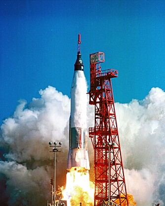 MA-6 var første gang den kraftige Atlas-raketten ble brukt til oppskytning av et bemannet romfartøy. De røde partiene over selve Mercurykapselen tilhørte et redningstårn, som omfattet en liten, kraftig rakettmotor i stand å trekke fartøyet opp og bort fra raketten i tilfelle kursavvik eller fare for eksplosjon.