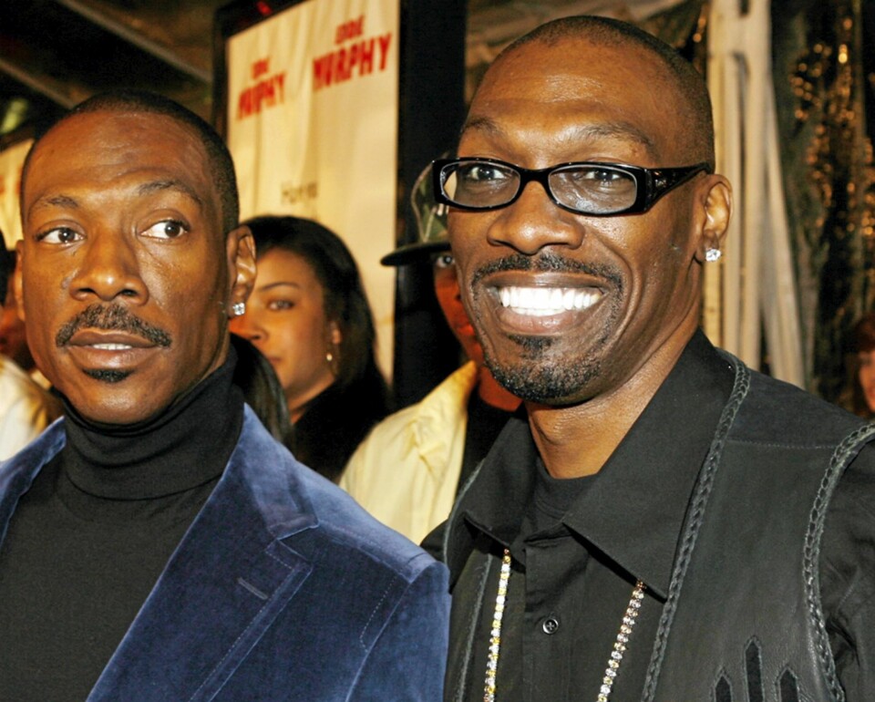 Eddie Murphy med storebror Charlie (t.h.)