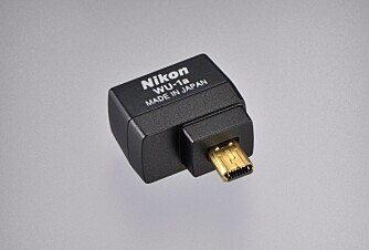 TRÅDLØST: Nikon WU-1a er en liten trådløs sender du kan koble til D3200. Den gir deg muligheten til å sende bilder trådløst, og å kontrollere kameraet fra mobilen din.