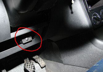 NÆR RATTET: I de fleste biler er OBD2-kontakten i nærheten av rattet. Her er adapteren montert i en Skoda Octavia.