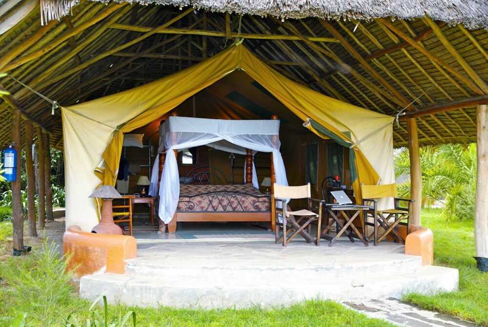 HØY STANDARD: Vi bor godt underveis. På Flamingo Hill Tented Camp ved Lake Nakuru overnatter vi i luksustelt med dusj, WC og egen veranda.