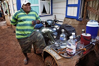 Chockey står i ei gate og drikker vodka ¿ midt på dagen. Han kjører en dyr bil, deler ut tips med rund hånd til de som henter is til drinkene hans og legger ikke akkurat skjul på at han er ganske stinn av gryn. Her bruker han ATW-en sin som bar.