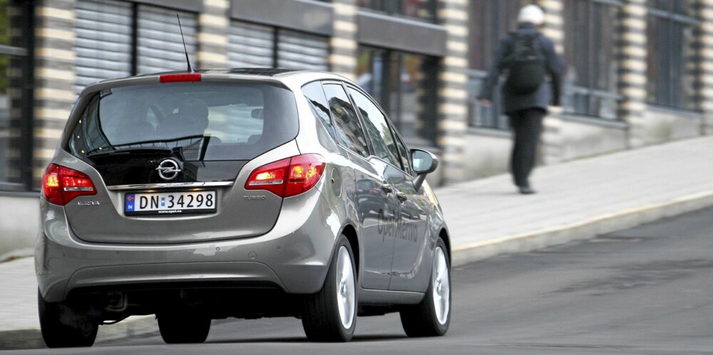 SNODIG: Opel Meriva er kanskje ikke akkurat det vakreste som triller rundt. Men praktisk og trivelig, det er den.