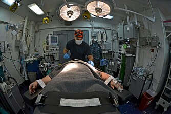 Et besetningsmedlem gjennomgår en rutinemessig operasjon hos skipskirurgen.
