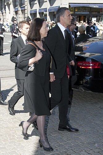 Statsminister Jens Stoltenberg og kona Ingrid Schulerud på vei inn til bisettelsen i Oslo Domkirke.