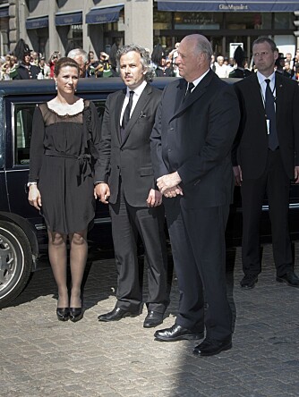 Prinsesse Märtha og Ari Behn kom sammen med kong Harald til bisettelsen.