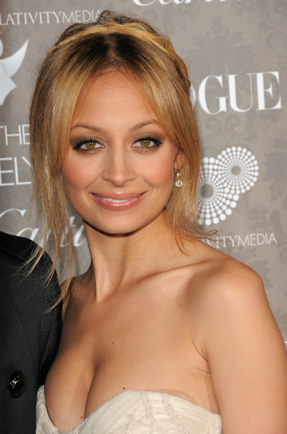 NICOLE RICHIE: Lysere bryn gir et mildere, mer angelisk utseende. Brynene kan blekes ved hjelp av blekningsmidler og for eksempel i frisørsalonger.