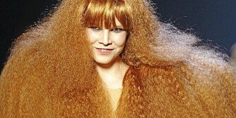 SONIA RYKIEL: Sonia Rykiels signatur er hennes (balsamfrie?) frizzy røde hår, her presentert på catwalken som en hyllest til den franske designeren.