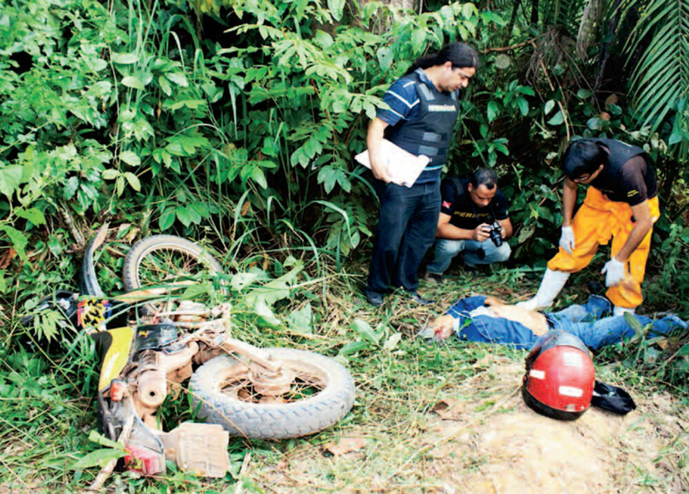 Polititjenestemenn konstaterer at regnskogaktivist Zé Claudio er myrdet. Han ble skutt og drept sammen med sin kone Maria.