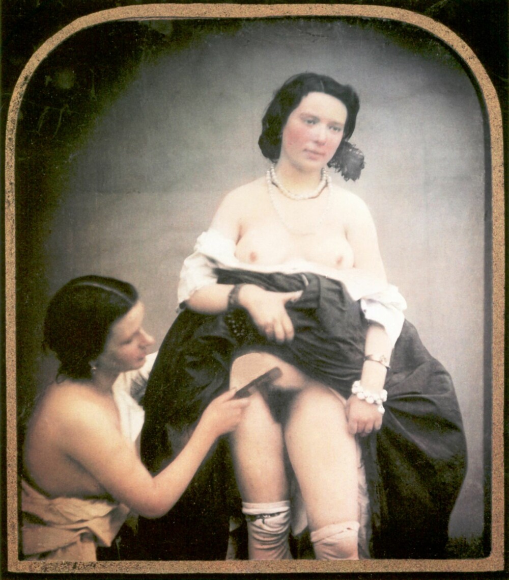 Frisørtime: Kvinnene på 1800-tallet hadde aldri hørt om bikinilinjen, men litt trimming og frisering hørte likevel med, som vi ser. Håndkolorert daguerrotypi fra 1850.