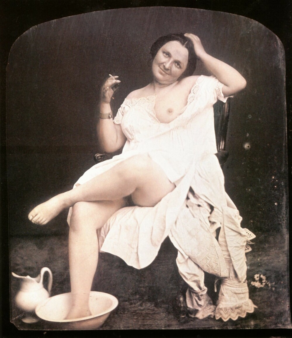 avslappet: Røyke, vaske føttene og vise fram puppen. Kvinner er som kjent i stand til å gjøre mange ting på én gang. Daguerrotypi, 1850. De første erotiske fotografene holdt til i Paris.