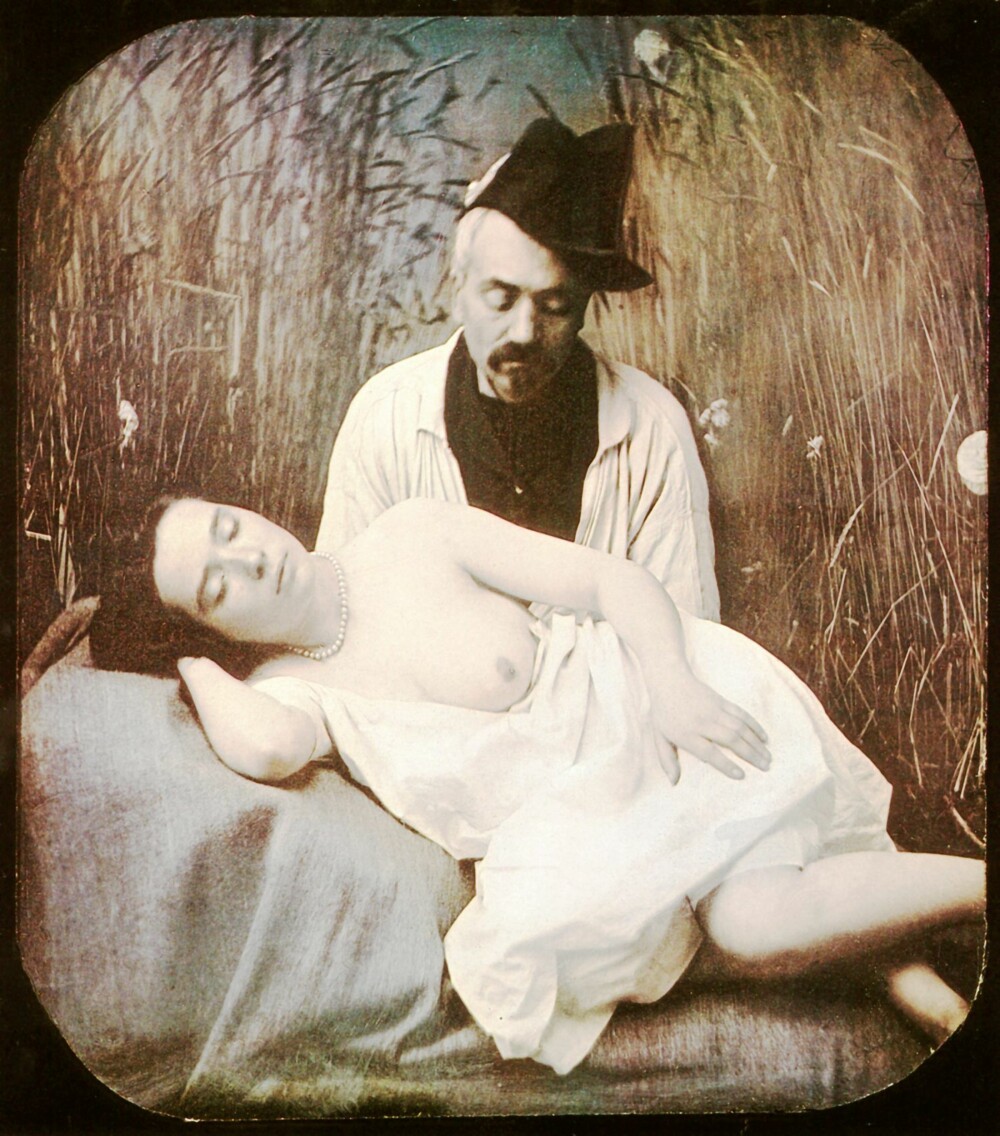Bondeliv: En søvnig kvinne på en sjeselong i åkeren. Neppe et vanlig syn på den franske landsbygda på denne tiden. Fyren bak har trolig skumle hensikter. Daguerrotypi fra rundt 1850.