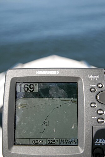 FAST: Bruk fastmontert GPS fremfor løse telefoner, og da en GPS ment for maritimt bruk. FOTO: Terje Haugen