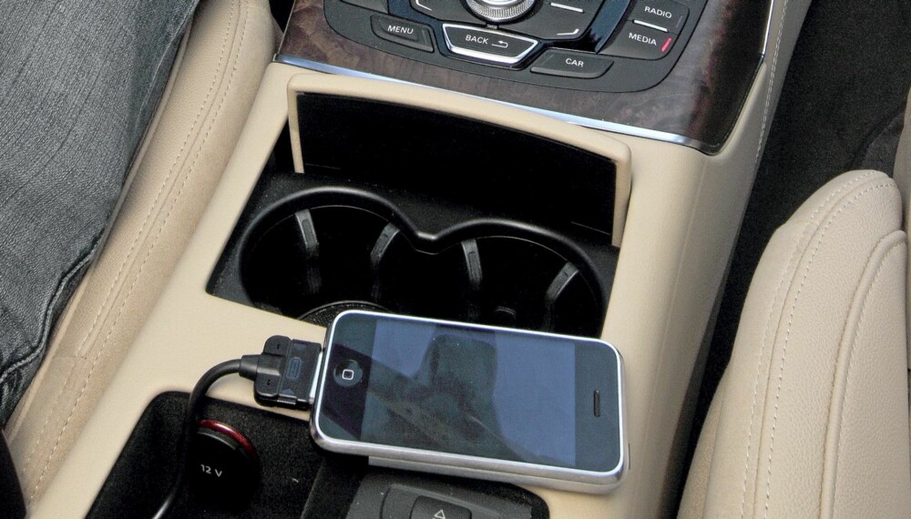 HELINTEGRERT: På mange biler kan du koble til telefonen eller iPoden for deretter å gjemme den bort.