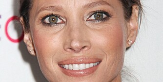 MODELLVAKKER: 43 år gamle Christy Turlington har begynt å få litt linjer og rynker i ansiktet. Her har hun mest sannsynlig fått proff hjelp til sminken. Her er det brukt matte farger, men øynene gnistrer litt ekstra med ørlite skimmer. Rouge på eplekinn gjør at hun ser duggfrisk ut, og leppene er markert i en naturlig og fin farge.