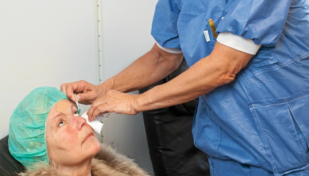 GJØRES KLAR: Sykepleier Marianne Sæland sørger for bedøvelsen ved å dryppe dråper på øynene til Ingeborg. Legg merke til rynkeplasteret, som Ingeborg også bruker for å redusere stress.