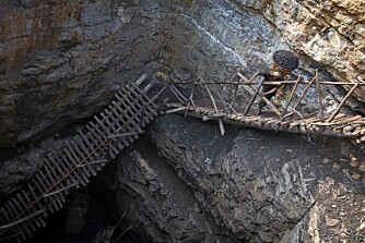 Hver dag utvinnes i overkant av fem tonn kull fra gruva i Tinkilo. 15 unge menn arbeider i selve gruva, men bare to bærer kullet opp. Med 80 kilo på ryggen, går de to mennene mellom 30-40 turer - hver eneste dag...