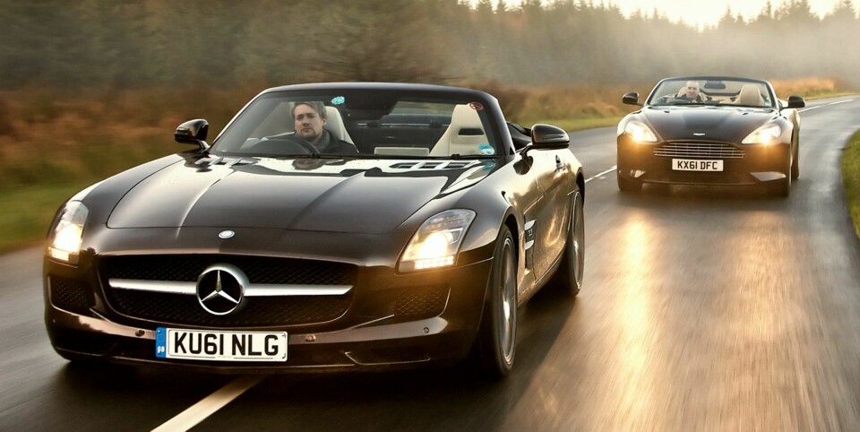 ONE THE ROAD AGAIN: Mercedes SLS AMG Roadster med en Aston Martin Virage Volante hakk i hæl.